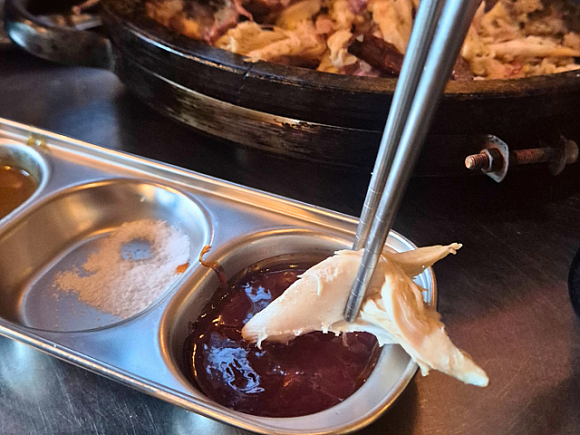 外はカリッ、中はふっくらジューシー。ヤンニョムソースをつけていただきます。