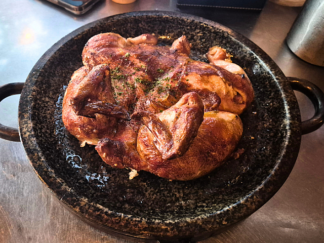 代表メニューの漢方（ハンバン）ヌルンジトンタク。