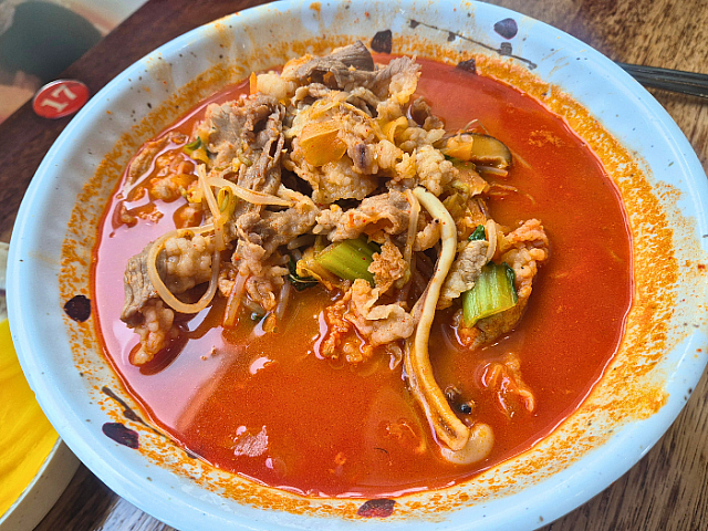 シーフードだけでなく薄切り牛バラ肉の旨味がたっぷりの「チャドルバギチャンポン」も一緒に注文。お腹いっぱい食べてきました。