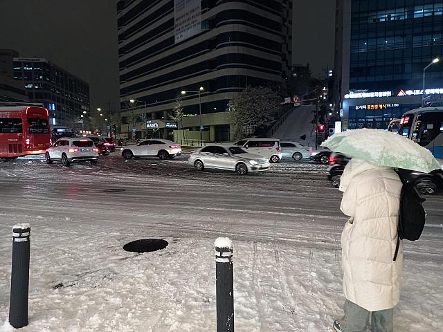 傘にも雪が積もっちゃってます＾＾