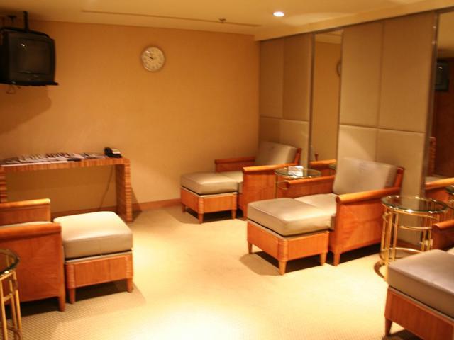 フットマッサージをするお部屋です。お部屋も広くって圧迫感がないですよね 。 