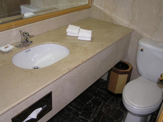 部屋を入ってすぐにはお客様用のトイレもあります。