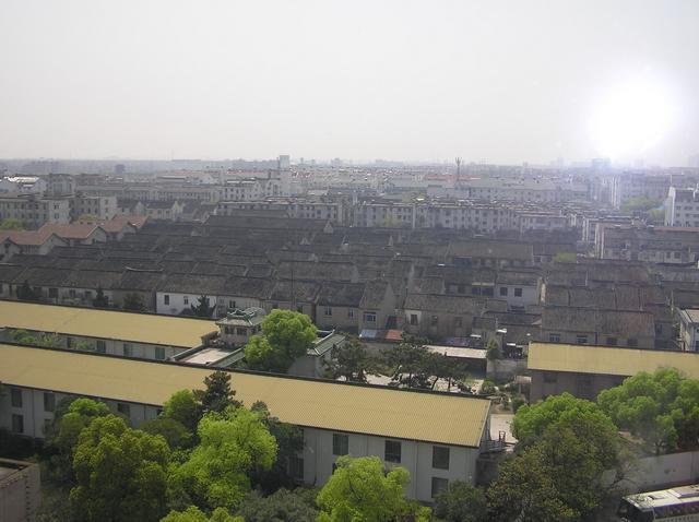 窓からの景色はなかなかで、地元の人たちの暮らしている住宅などが見え興味深い光景でした。