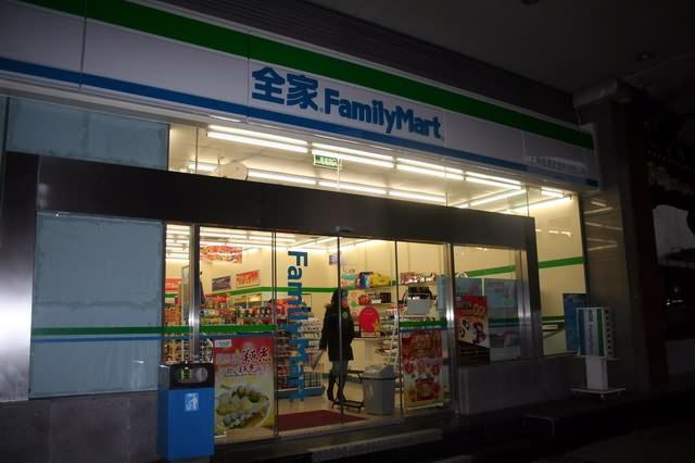 コンビニ「ファミリーマート（全家）」<BR>郊外へ出かける前には、コンビ二は必ず立ち寄りますよね。 