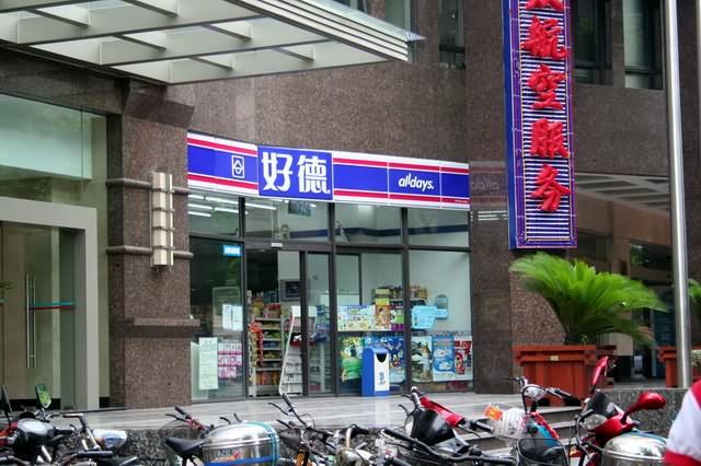 火鍋屋の横にある小さな通りの左手にはコンビニ「好徳」があります。 