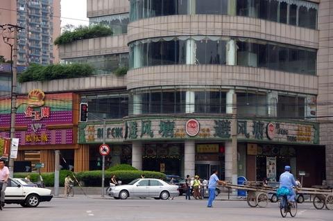 ホテルの南にある徐家匯路と打浦路の交差点まで歩くと、カジュアル飲茶チェーン「避風糖」（錦江店／展覧館店／常熟路店を紹介済み）があります。 