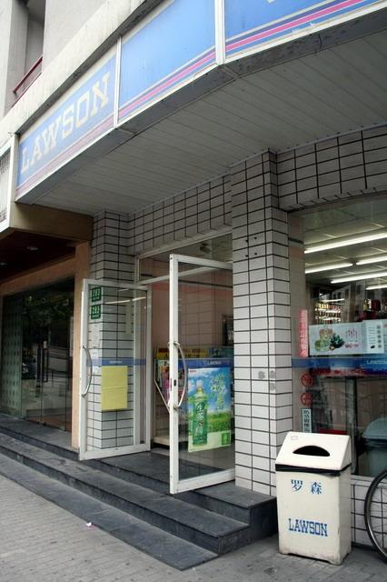サービスアパートメントの入り口右手方向すぐにローソンがあります。 