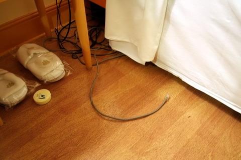 各部屋ともインターネット設備が完備されています。インターネットの接続コードは電話線付近などにあります。お部屋によって少し設置場所が異なるので、分からないときにはフロントに問い合わせてください。