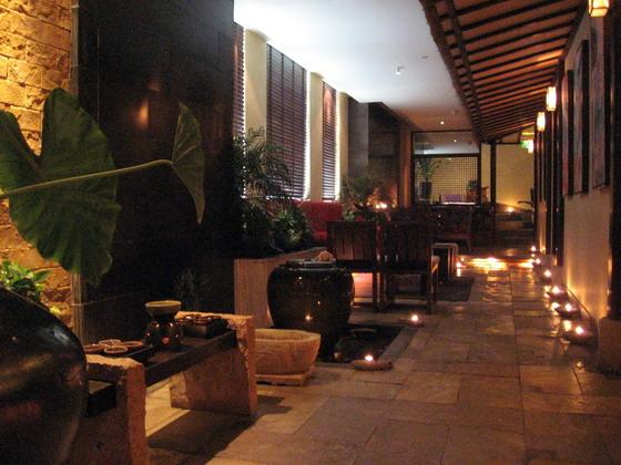 エステ「Lotos SPA」<BR>ホテルの向かいにあるバリをモチーフにしたスパ。営業時間10:00～深夜0:00。