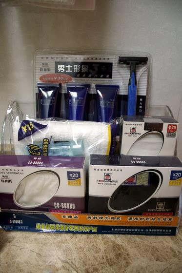 男性の方、シェーバーをお忘れの際は30元で購入できますよ。