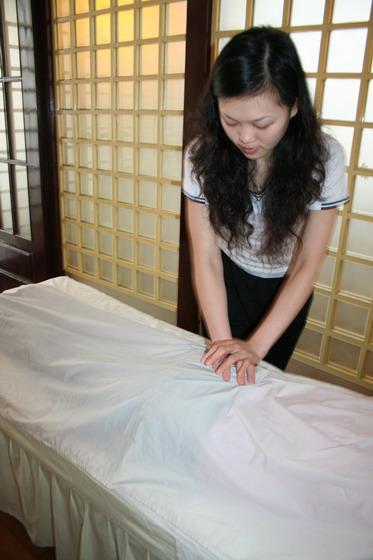 背中全体の後は、お尻もマッサージ。おっ、意外にお尻も凝ってマス。と、この辺まで来るといくらナビでも眠たくなってきました。他の人ならもっと早く寝ちゃうかな？