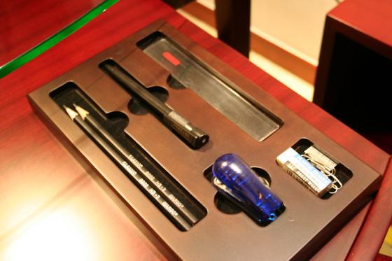 エグゼクティブ以上の客室になると、デスクにちゃんとステーショナリーセットが用意されています。
