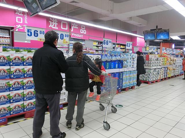 カゴではなくカートで歩くのが主流
