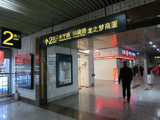 2号出口付近に地下2階の売場が直結しています