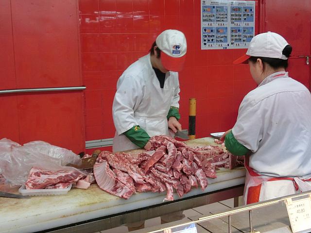 お客さんの目の前で豚を処理