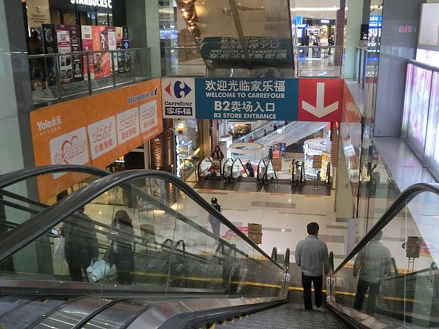 ⑤このエスカレーターで地下へ下ります（ほかのエスカレーターだと別の場所に出てしまいます）