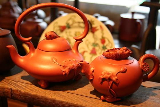 紫砂の茶器はいずれも個性的！
左／蓋に金魚、ボディに蓮の葉と蕾が付き、足はレンコンが！＜280元＞
右／こちらも蓮モチーフですが、蓋には“蓮の葉ベイビー”がお休み中。＜260元＞