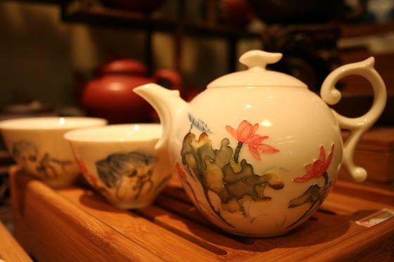 白地に蓮の花が描かれた茶器セット。浮き出し柄になっているのが珍しく、とても可憐な雰囲気です。＜1,280元＞