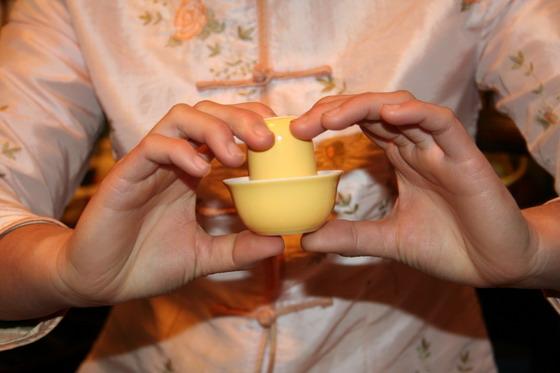 これをクルリ180度ひっくり返し茶托に載せたら、お客様の左手に差し出します。