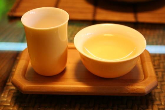 香りを楽しんだら、聞香杯は飲杯の左手に置くのがお作法。香りを楽しみながら飲杯のお茶の味を味わいます。