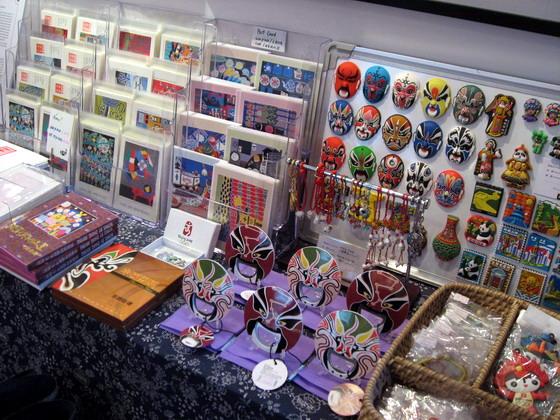 お店には農民画のポストカードやコースターなども販売されています。絵を買うのにはちょっとした決心が必要だけど、ポストカードならもっと気楽に農民画と親しめますね。ポストカードは1枚5元～で購入できます。