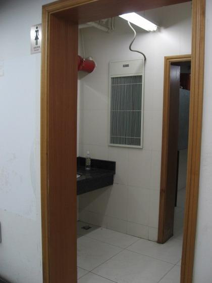 トイレは各階にありますよ。備え付けのトイレットペーパーは無かったので、用意をお忘れなく！