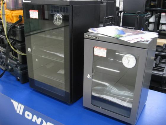 ◇ 乾燥ボックス　400元～10000元<br>

カメラや器材を保管する乾燥ボックス。湿度計もついていてかっこいい！