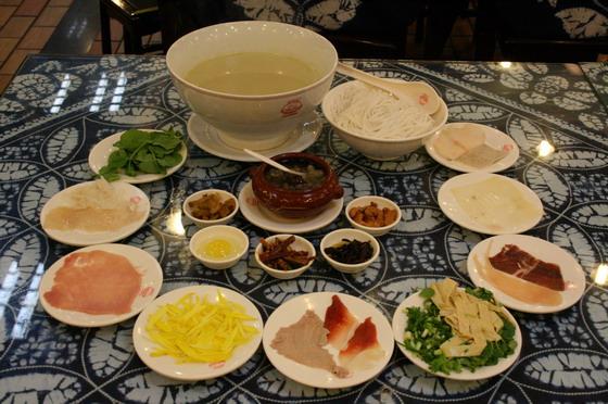 「 橋香園 」 雲南からやってきた “過橋米線” を食べられる麺屋さん。「南京東路」 駅 1 号口の真上です。 