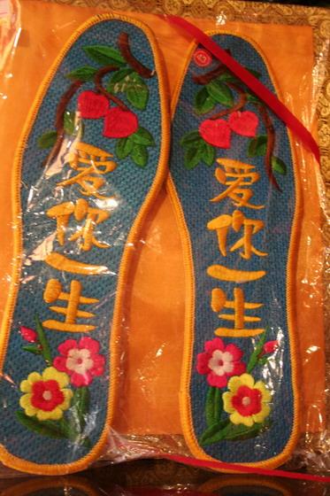 これは強烈！ 「愛你一生 ＝ あなたを一生愛します」。 中敷にして履き潰すのが愛情返しなのか、鑑賞用にこのまま置いておくべきか？（58元）