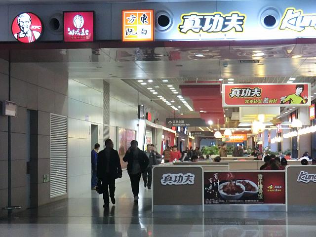 リニア乗り場の向かって右手にフードコーナーが