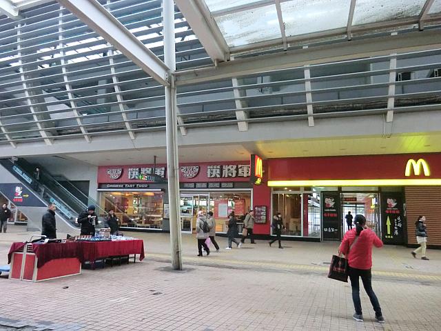 出て正面へ進み
