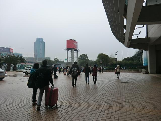 エスカレーターを下りて右へ