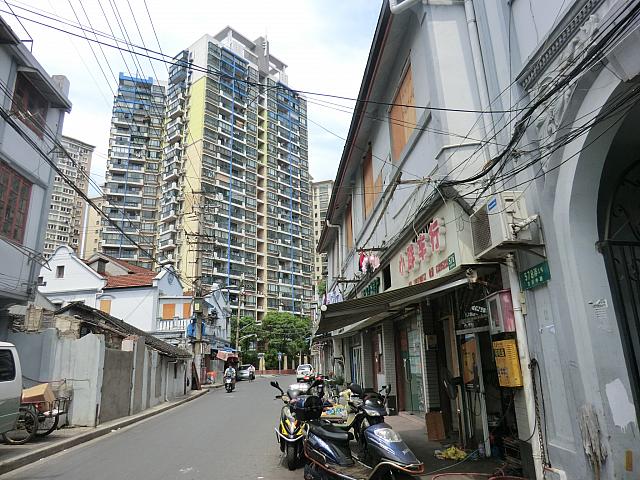道なりに進むと河南南路との交差点があります
