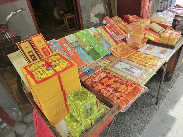 中国らしい仏具の屋台も