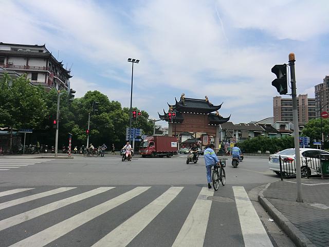 河南南路の向こうは豫園エリア