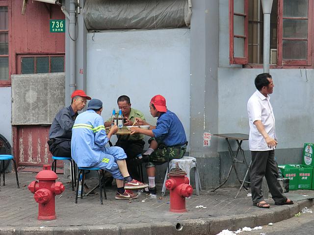 路上で食事