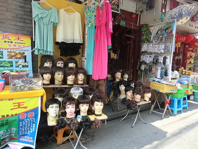 並べ方がコワいウイッグ屋さん
