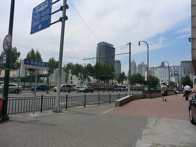 ②西蔵南路を右（北）へ
