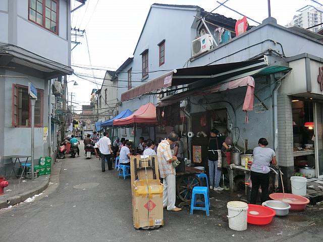 入り組む路地も