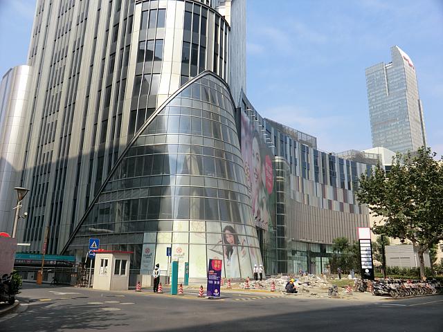 けっこう大きなモールです。どんなお店が入るのでしょうか