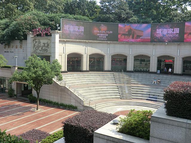 入り口右手には「伊美商場」が入るこんな広場が