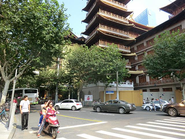 「静安寺」の裏に延びる愚園路