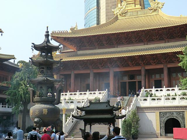 中心にあるのは「静安寺」