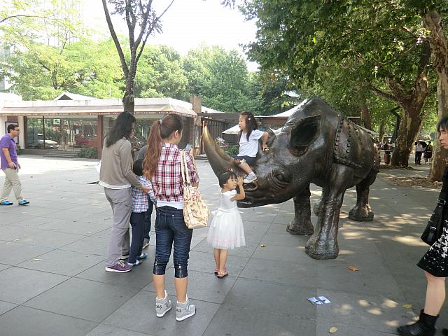 サイの像が目印