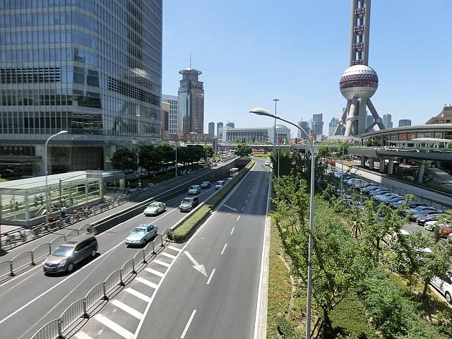 道幅が広いこんな道路が多いので、