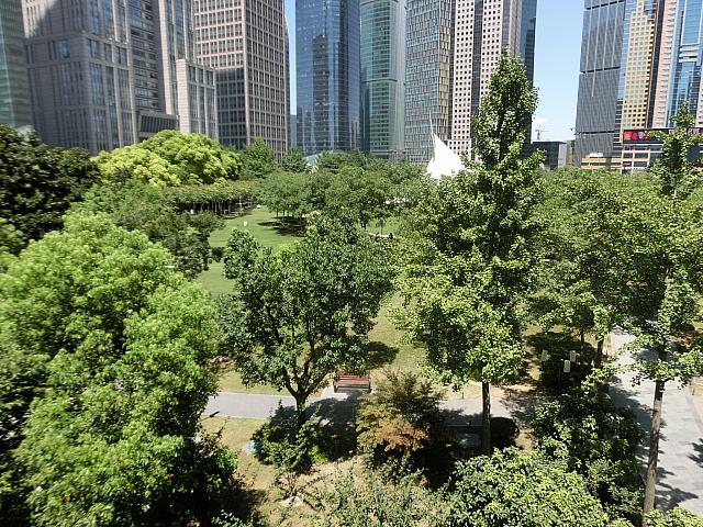 真ん中に公園「陸家嘴中央緑地」