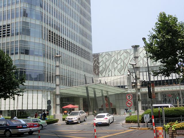 「国金中心広場」の「リッツ・カールトン浦東」入り口側に出てきます
