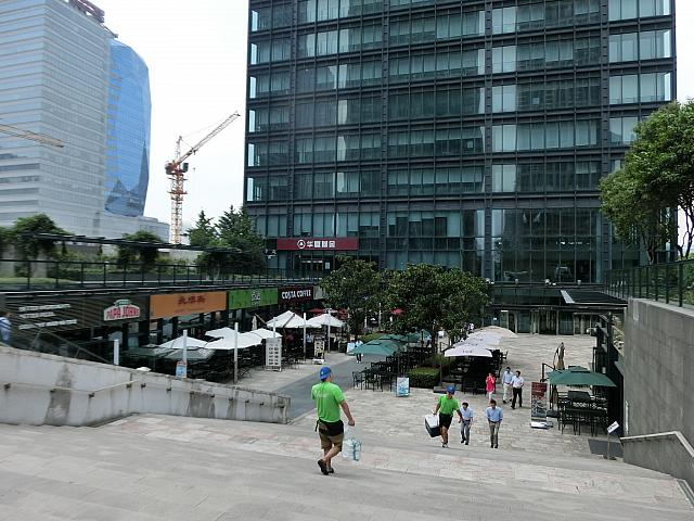 星展銀行のビルエントランスにフードエリア