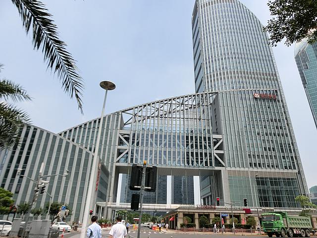 突き当たりに「招商銀行」のビル。1階にレストラン街