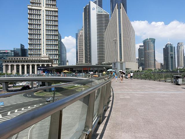 こんな感じの円形デッキを歩きます